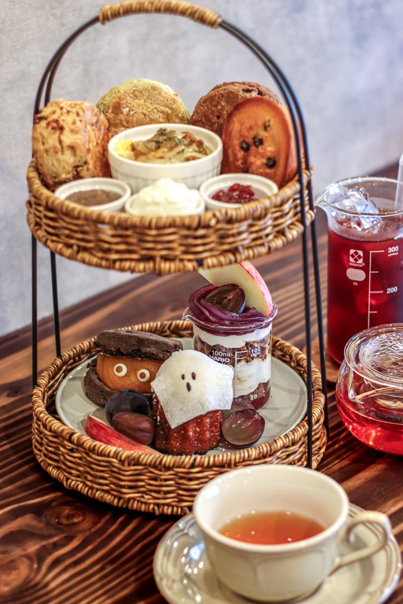 funnybakecafe's tweet photo. 芋・栗・南京とたっぷりの焼菓子をひとりじめ🎃
10月限定のハロウィンパーティーアフタヌーンティーです。 https://t.co/89Y1NEuBLe