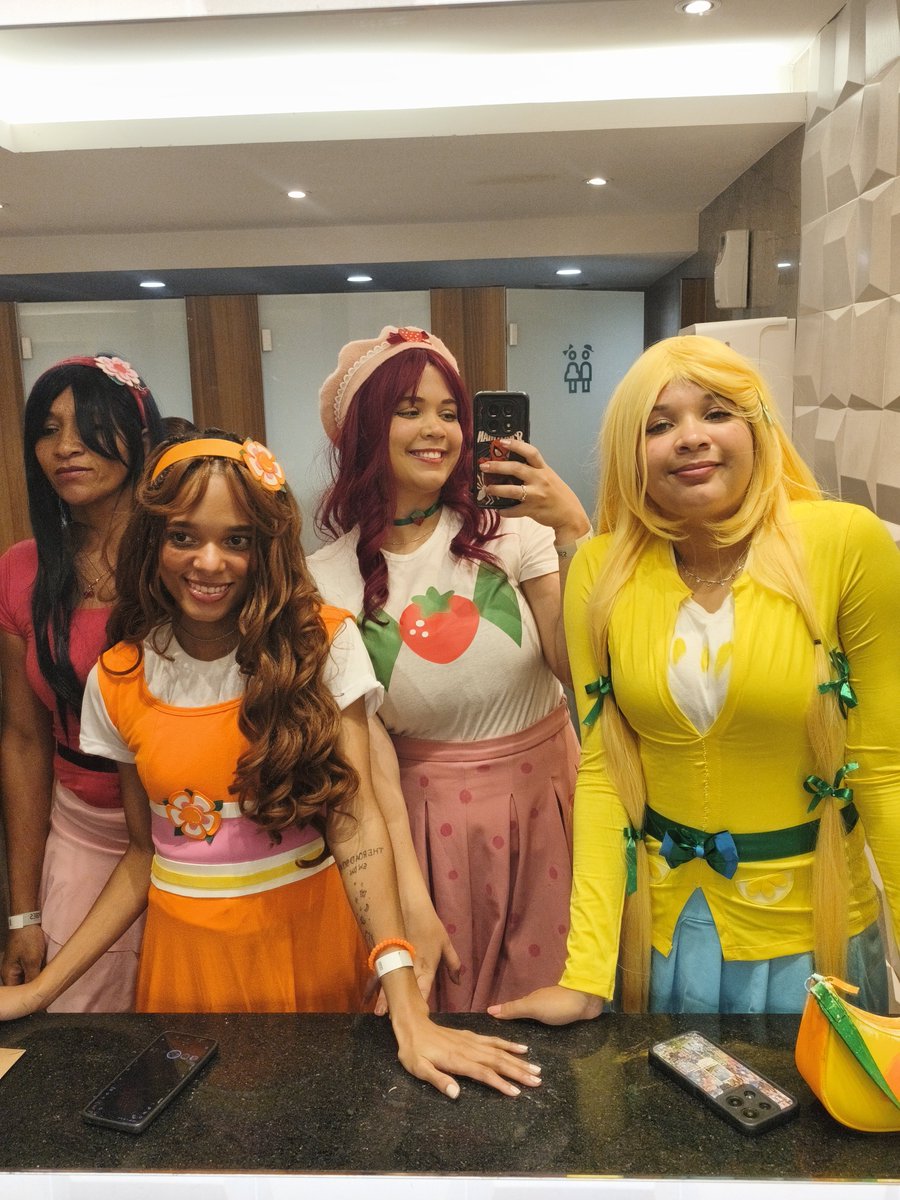 Dassa_Vitoria's tweet photo. NÊSSA, NÊSSA, NÊSSA!! ONTEM FOI O EVENTO DO NIPO FESTIVAL!!!!
E FOMOS DA TURMA DA MORANGUINHO!! Céus, foi tão divertido KSKSKSKKS Eu amei!!! Tirei foto com um monte de pessoas, e um monte de pessoas tiraram com a gente!! 
Foi a primeira vez, estou tão feliz de ter vivido isso!! https://t.co/GpSA96Ro9E