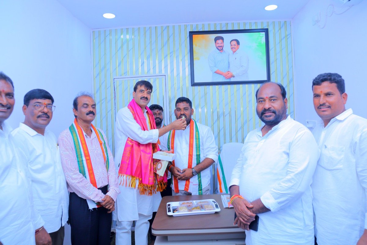 VamsiChandReddy's tweet photo. కార్యకర్తల ఐక్యతే పార్టీకి బలం…
సమిష్టి కృషే కాంగ్రెస్ విజయానికి పునాది…

ఆమనగల్ మండల కాంగ్రెస్ పార్టీ కార్యాలయాన్ని సందర్శించి, ఇటీవల నూతనంగా నియమితులైన ఆమనగల్ మండల కాంగ్రెస్ పార్టీ అధ్యక్షులు శ్రీ కసిరెడ్డి శ్రీనివాస్ రెడ్డి & పట్టణ అధ్యక్షులు శ్రీ శివలింగం ను అభినందించాను.

మండలంలో కాంగ్రెస్ పార్టీని మరింత బలోపేతం చేస్తూ, కార్యకర్తలను సమన్వయం చేసుకుంటూ ప్రజలకు మరింత చేరువగా పనిచేయాలని ఆకాంక్షించాను.

I visited the Amanagal Mandal Congress Party office and congratulated Sri Kasireddy Srinivas Reddy, the newly appointed Amanagal Mandal Congress Party President, and Sri Shivalingam, the Town President.

I congratulated both of them and called upon them to further strengthen the Congress Party at the grassroots level, bring party workers together, and work closely with the people.