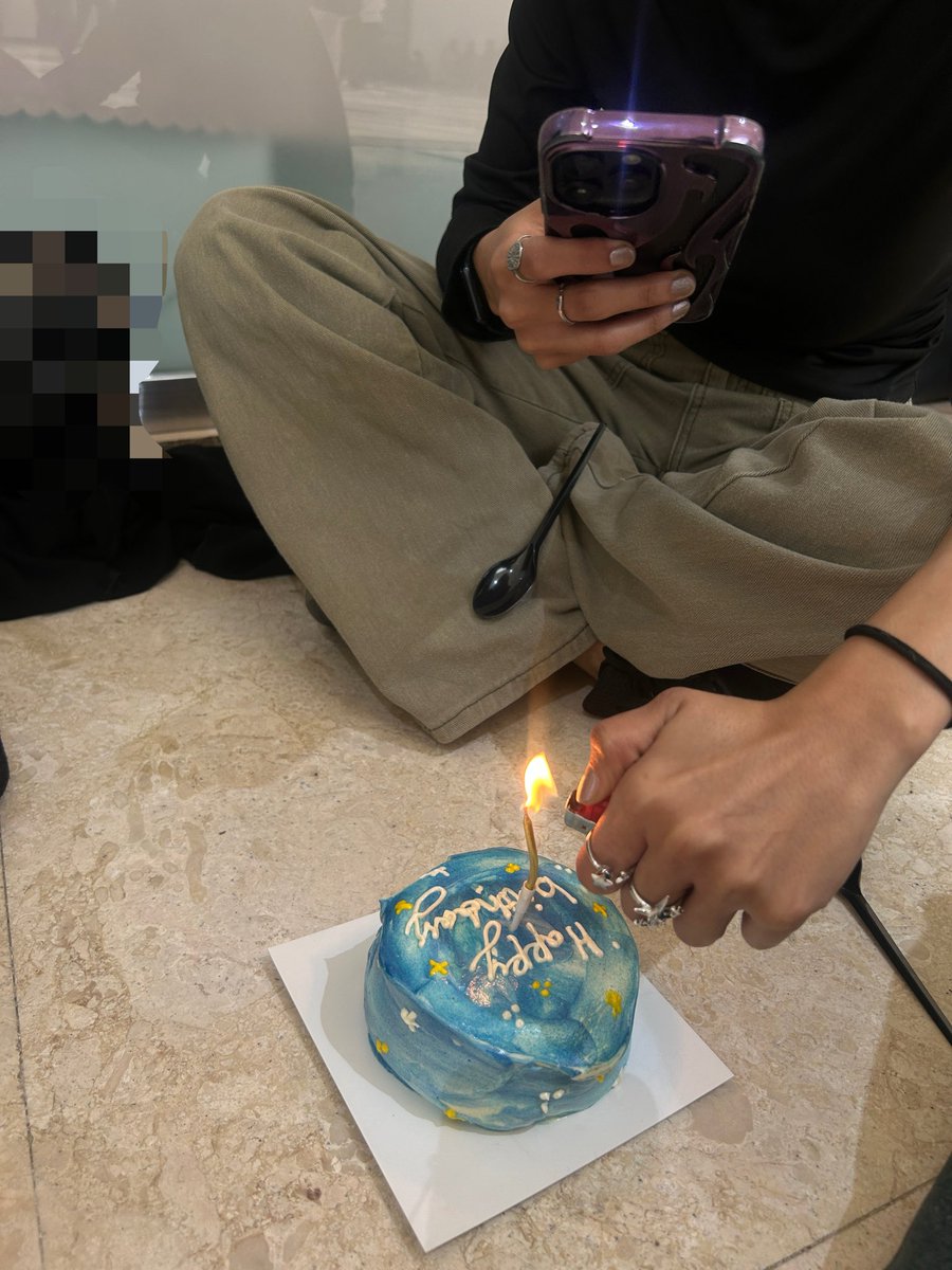 oonnntt's tweet photo. Wish me a happy birthday 🌟 https://t.co/TNPjgcALgX