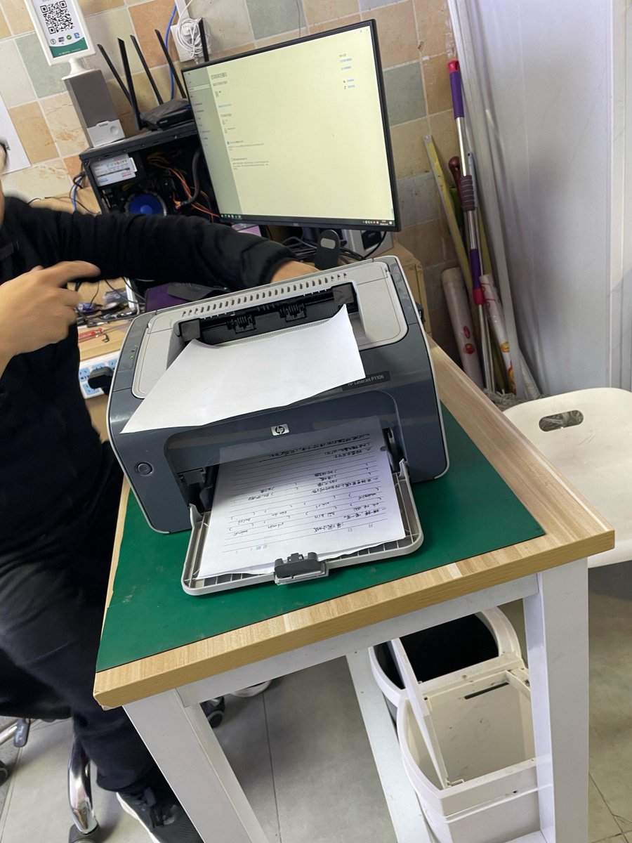 Julia62925465's tweet photo. My office printer just asked for "paper"… turns out it wanted a slice of bread. Maybe it’s hungry too, not just my documents. https://t.co/h2JjdyErTo