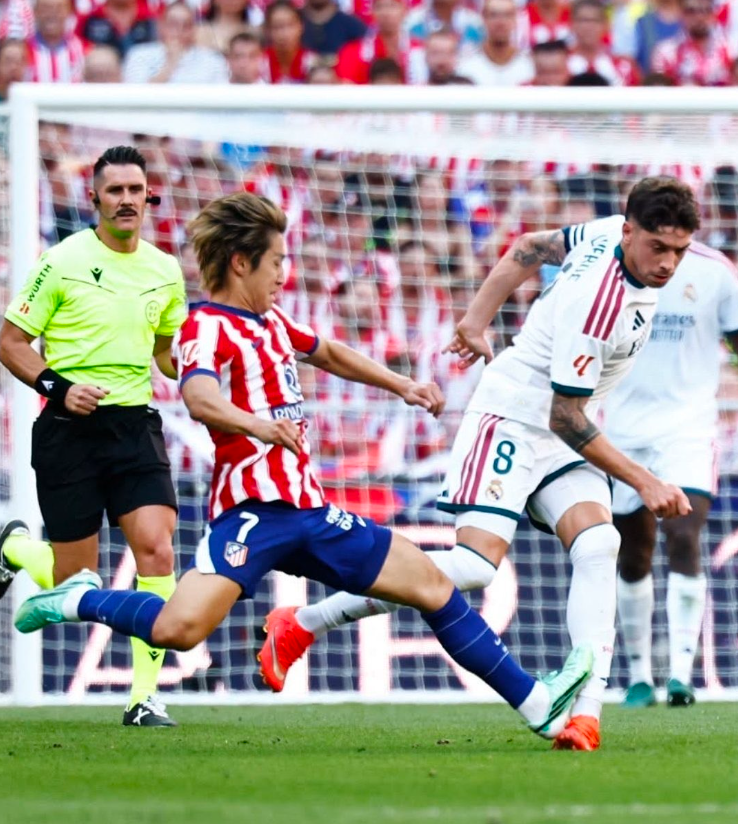 Paul_Tenorio's tweet photo. PRIMERO TE ROBAN, LUEGO TE INSULTAN
Si a Lamine le atizan 2 veces en los primeros 15' del clásico, como Baena a Güler, sí habría amarilla. Si Jude asesta un planchazo al peroné de Pedri y Fede clava sus tacos en el muslo de Raphinha, van a la calle y el Madrid se queda con 9.

Esto es algo que no se le escapa a nadie en posesión de sus facultades mentales que haya observado el fútbol español los últimos 35 años. Sólo lo puede negar alguien completamente enajenado por su antimadridismo o patológicamente incauto. Cualquier otra persona sabe que ocurriría exactamente así. Incluidos cómplices, encubridores y, por supuesto, partícipes de la trama.

Y no tendría ni que intervenir el VAR: ya se encargaría el esbirro del CTA en el campo. Aunque si por un casual se le escapara, obviamente habría intervención del Trujillo Suárez, el Iglesias Villanueva o el Figueroa Vázquez de turno desde Las Rozas. Porque, volviendo al derbi, es indudable que Trujillo Suárez sí habría llamado para revisar una roja –y no una confusión de identidad– si la entrada violenta se la hace Bellingham al Cuti, o si es Valverde quien atenta contra la integridad física de Kang-In Lee.

Todo el ecosistema futbolístico lo da por sentado. Son situaciones que se reproducen periódica, unidireccional y casi ancestralmente. Pero el antimadridismo calla por interés y disfruta, gran parte de los medios desvían el foco para proteger el negocio e incluso un sector del madridismo ha acabado desarrollando una especie de síndrome de Estocolmo futbolístico: acepta el agravio como algo inevitable y termina exigiendo más al perjudicado que al corrupto.

Y para colmo –esto es lo peor de todo– nos dan lecciones: no os quejéis tanto, no hagáis vídeos en RMTV, no manchéis el escudo del club, sed buenos, comportaos, jugad mejor al fútbol.

La situación es insoportable, además de criminal. ¿Veis soluciones? Porque ganar la Copa de Europa cada temporada no es viable ni para el Real Madrid