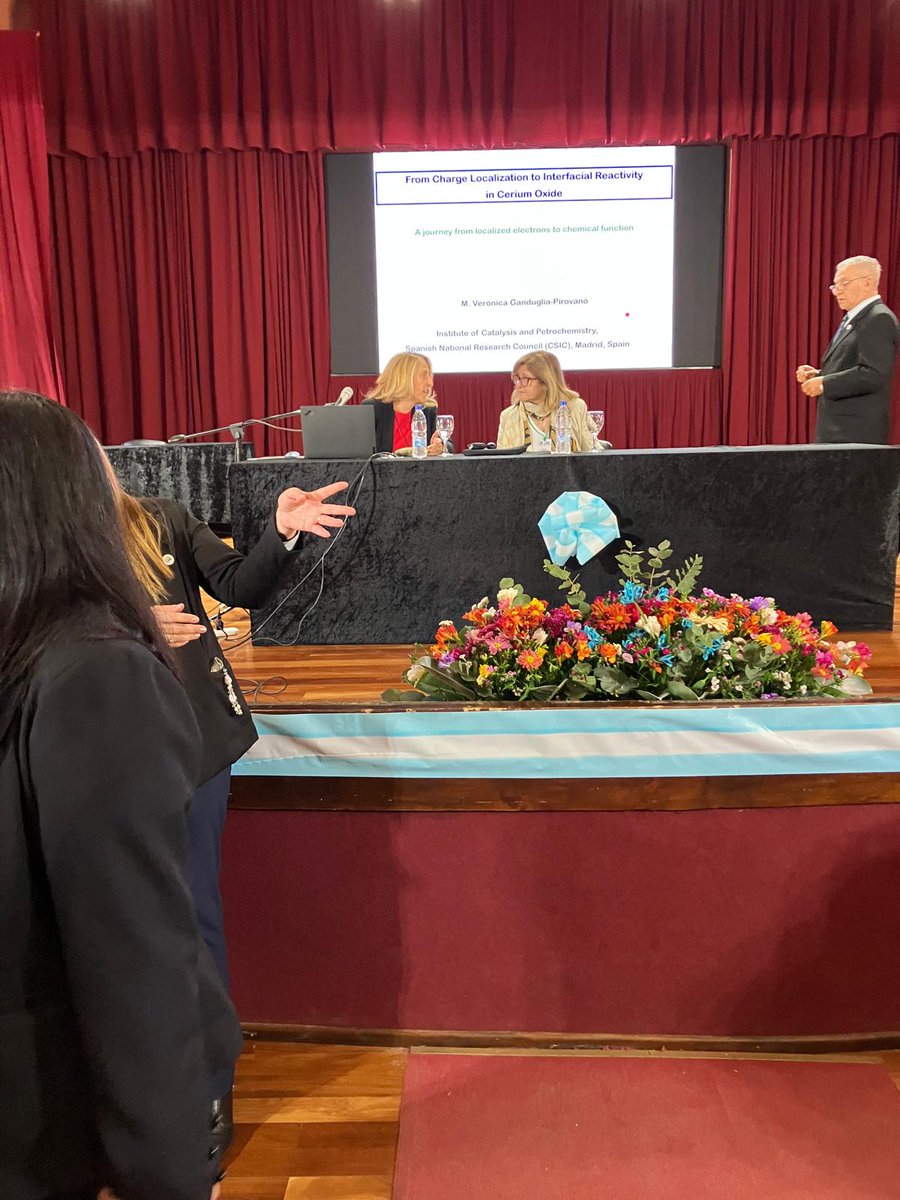 ICP_CSIC's tweet photo. Comprender la relación entre estructura electrónica y reactividad química abre posibilidades en el diseño de materiales catalíticos para procesos energéticos sostenibles.
Descubre más sobre la charla de la Prof. Ganduglia-Pirovano en la Reunión de la Asociación Física Argentina👇 https://t.co/0DeCubh0Pt