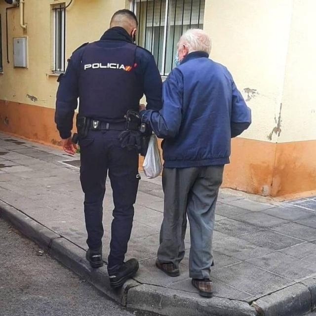 interiorgob's tweet photo. 🟣 En el #DíaMundialDelAlzheimer, prevención, cercanía y respuesta.

👮‍♀️👮‍♂️ El #PlanMayorSeguridad de @policia y @guardiacivil ayuda a prevenir riesgos y actuar ante desapariciones vinculadas al deterioro cognitivo.

🤝 Prevenir. Proteger. Acompañar. https://t.co/qtqjCwLVnn