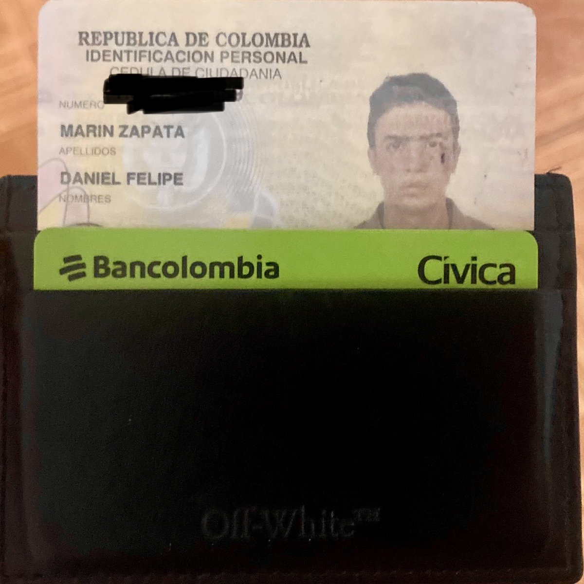 monahierve's tweet photo. ayer me encontré esta billetera tirada en el piso saliendo de una feria en parques del río/ conquistadores. ayúdenme a que Daniel Felipe Marin Zapata pueda tener sus documentos y su dinero otra vez con él. por favor, RT hasta encontrarlo. https://t.co/vhlhUHQ9f6
