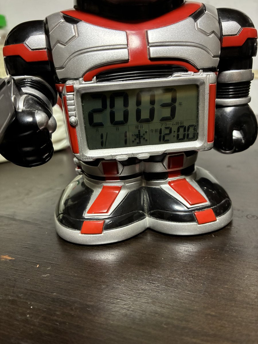 ynmrtks's tweet photo. あの…今日ハードオフで見つけて買ってしまったんですが
555の目覚まし時計(投げ売りでびっくり)

2003年だ………（ ;  ; ）（ ;  ; ）（ ;  ; ）
なんか、時計合わせしないでこのままにしておこうかな……。 https://t.co/h3E6fEOBsd