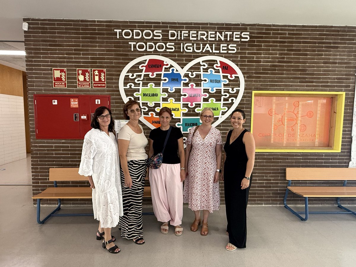 CEIPFlorAzahar's tweet photo. ¡Bienvenidos al CEIP Flor de Azahar! 🏫✨
Recibimos con los brazos abiertos a Kamila, Barbara, Urszula y Marta, profesoras desde Varsovia, para compartir unos días inolvidables de aprendizaje junto a nuestra comunidad educativa. 🌍📚
#CEIPFlorDeAzahar #Educación #Varsovia https://t.co/ZtMCDGDk4w