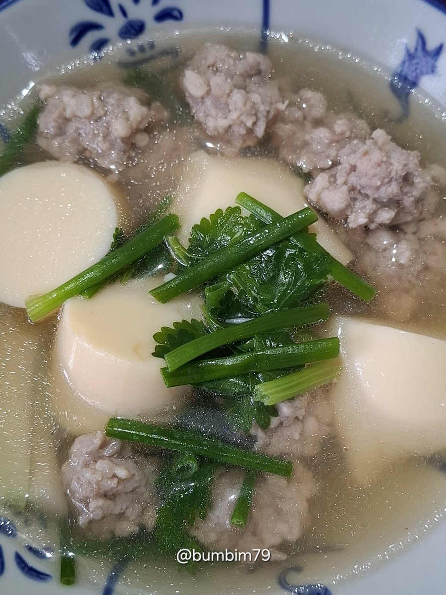 bumbim79's tweet photo. ทานมื้อเย็นกันนะคะ

กับข้าวพร้อมทานแล้วค่ะ 

ฝนตกๆ ซดน้ำต้มจืดเต้าหู้อร่อยมาก 
ยำไข่ดาวก็แซ่บ 

มาค่ะทุกคนกินข้าวกันจ้า https://t.co/trqBIDQLa3