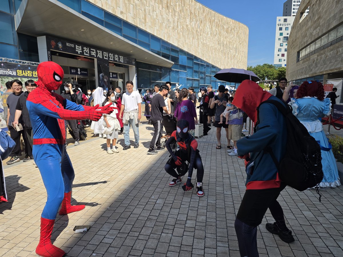 whddnr4761's tweet photo. 축제장에서 서로 대면한 스파이더맨과 마일스들 서로 다른차원에서 넘어온 만남인걸까요

@HD6100753361734 
@mihu_dayo 
@songbarang_cos https://t.co/Af1xxMDTCh