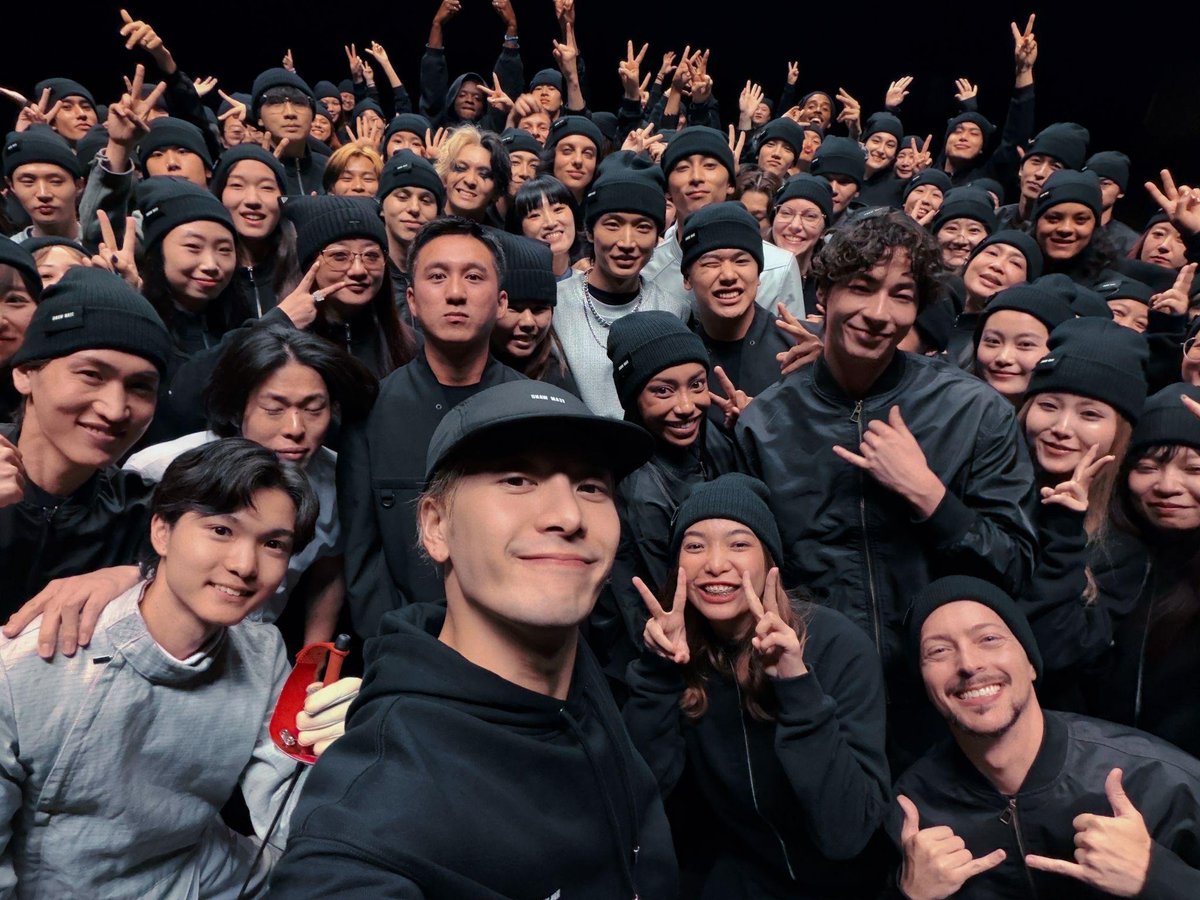 Hello_asian's tweet photo. Jackson Wang ปล่อยเพลง “Thank You” ขอบคุณแฟนๆ ทั่วโลก
พร้อมเปิดบทใหม่ในเส้นทางดนตรี เซ็นสัญญาร่วมงานกับ Roc Nation ของ Jay Z

#ThankYou 
#JACKSONWANG 
#JacksonWangThankYou
#JacksonWangXRocNation

แจ็คสัน หวัง (Jackson Wang) ศิลปินระดับโลก ปล่อยซิงเกิลใหม่ล่าสุด “Thank You” พร้อมมิวสิกวิดีโออย่างเป็นทางการที่กำกับโดย Ojun Kwon และถ่ายทำด้วย iPhone 18 Pro โดยความพิเศษของมิวสิกวิดีโอครั้งนี้คือการเปิดโอกาสให้แฟน ๆ ตัวจริงจากทั่วโลกเข้ามาเป็นส่วนหนึ่งของโปรเจกต์ โดย Thank You ถือเป็นเพลงใหม่เพลงแรกของแจ็คสัน นับตั้งแต่เจ้าตัวเซ็นสัญญากับ Roc Nation บริษัทบันเทิงระดับโลกที่ก่อตั้งโดย Jay Z มีศิลปินร่วมค่ายอย่าง Rihanna

ซึ่ง Jay Z เผยว่า “เรารู้สึกตื่นเต้นที่ได้ต้อนรับ แจ็คสัน หวัง เข้าสู่ครอบครัวของ Roc Nation เขาเป็นศิลปินที่น่าทึ่งและมีแรงผลักดันที่พิเศษมาก และเราแทบรอไม่ไหวที่จะได้เห็นว่าเขาจะสร้างสรรค์อะไรต่อไป”

สำหรับมิวสิกวิดีโอเพลง Thank You ถ่ายทอดเรื่องราวผ่านภาพขาวดำ โดยเผยให้เห็นแจ็คสันในมุมที่เรียบง่ายและเป็นธรรมชาติ พร้อมพาผู้ชมย้อนผ่านช่วงเวลาต่าง ๆ ในชีวิตและเส้นทางอาชีพของเขา ตั้งแต่วันแรก ๆ จนถึงวันนี้ พร้อมส่งต่อคำขอบคุณไปยังแฟน ๆ และทุกคนที่คอยสนับสนุนเขาอย่างไม่เคยเปลี่ยนแปลง นอกจากนั้นเขายังเปิดโอกาสให้แฟน ๆ จากทั่วโลกสมัครเข้าร่วมเป็นส่วนหนึ่งของมิวสิกวิดีโอ โดยมีผู้สมัครจากมากกว่า 80 ประเทศ ก่อนคัดเลือกแฟน ๆ จำนวน 30 คนจากจีน สหรัฐอเมริกา ออสเตรเลีย เม็กซิโก สหราชอาณาจักร และประเทศอื่น ๆ รวมถึงผู้โชคดีจากไทย มาร่วมถ่ายทำกับเขาอีกด้วย 

ซึ่งรายละเอียดต่าง ๆ ที่ปรากฏในมิวสิกวิดีโอล้วนมีความหมายและเป็นตัวแทนของบุคคล ความทรงจำ หรือช่วงเวลาสำคัญที่หล่อหลอมแจ็คสันให้กลายเป็นคนที่เขาเป็นในวันนี้ ตั้งแต่จุดเริ่มต้นในเส้นทางกีฬา ความทรงจำกับเพื่อนในวัยเด็ก ไปจนถึงการก้าวเข้าสู่วงการเพลง การสร้างผลงานระดับโลก และบทใหม่ของชีวิตกับ Roc Nation ดังนั้นเพลงนี้จึงเปรียบเสมือนการปิดฉากบทหนึ่งของชีวิต ขณะเดียวกันก็เป็นการเปิดประตูสู่บทใหม่ ทั้งในด้านดนตรีและความคิดสร้างสรรค์ของแจ็คสัน

ด้านผลงานที่ผ่านมา ปีนี้ถือเป็นอีกหนึ่งปีที่เต็มไปด้วยความสำเร็จของแจ็คสัน โดยเจ้าตัวยังคงเดินหน้าทัวร์ MAGICMAN 2 World Tour ในอเมริกาเหนือและลาตินอเมริกา พร้อมการแสดงที่บัตรขายหมดแล้วในหลายเมือง รวมถึง Kia Forum ในลอสแอนเจลิส และ Barclays Center ในบรูคลิน

ขณะที่อัลบั้ม MAGICMAN 2 เปิดตัวที่อันดับ 13 บนชาร์ต Billboard 200 และส่งให้แจ็คสันติด Top 15 ของชาร์ต Billboard Artist 100 นอกจากนี้ เมื่อเดือนกรกฎาคมที่ผ่านมา แจ็คสันยังได้รับการประกาศให้เป็น Global Ambassador คนแรกของ International Fencing Federation (FIE) สะท้อนถึงความผูกพันกับกีฬาฟันดาบ ซึ่งเป็นกีฬาที่เขาเคยฝึกฝนและประสบความสำเร็จก่อนก้าวเข้าสู่เส้นทางศิลปินอย่างเต็มตัว หลังจากนี้ แจ็คสันเตรียมเดินหน้าทัวร์ MAGICMAN 2 World Tour ต่อ เริ่มตั้งแต่เดือนตุลาคมนี้

และสำหรับ Thank You ไม่เพียงเป็นเพลงที่แจ็คสันใช้บอกเล่าความรู้สึกขอบคุณต่อแฟน ๆ ที่ร่วมเดินทางมากับเขา แต่ยังเป็นบทบันทึกของเส้นทางชีวิตในแต่ละช่วงเวลา ก่อนก้าวเข้าสู่บทใหม่ของแจ็คสัน หวัง อย่างเต็มตัว

OUT NOW Link: https://t.co/1kstAjtwh3 

MV premier Link: https://t.co/TvVp0i7oAc 

TIKTOK Sounds Link：https://t.co/WKFkxHNZYV