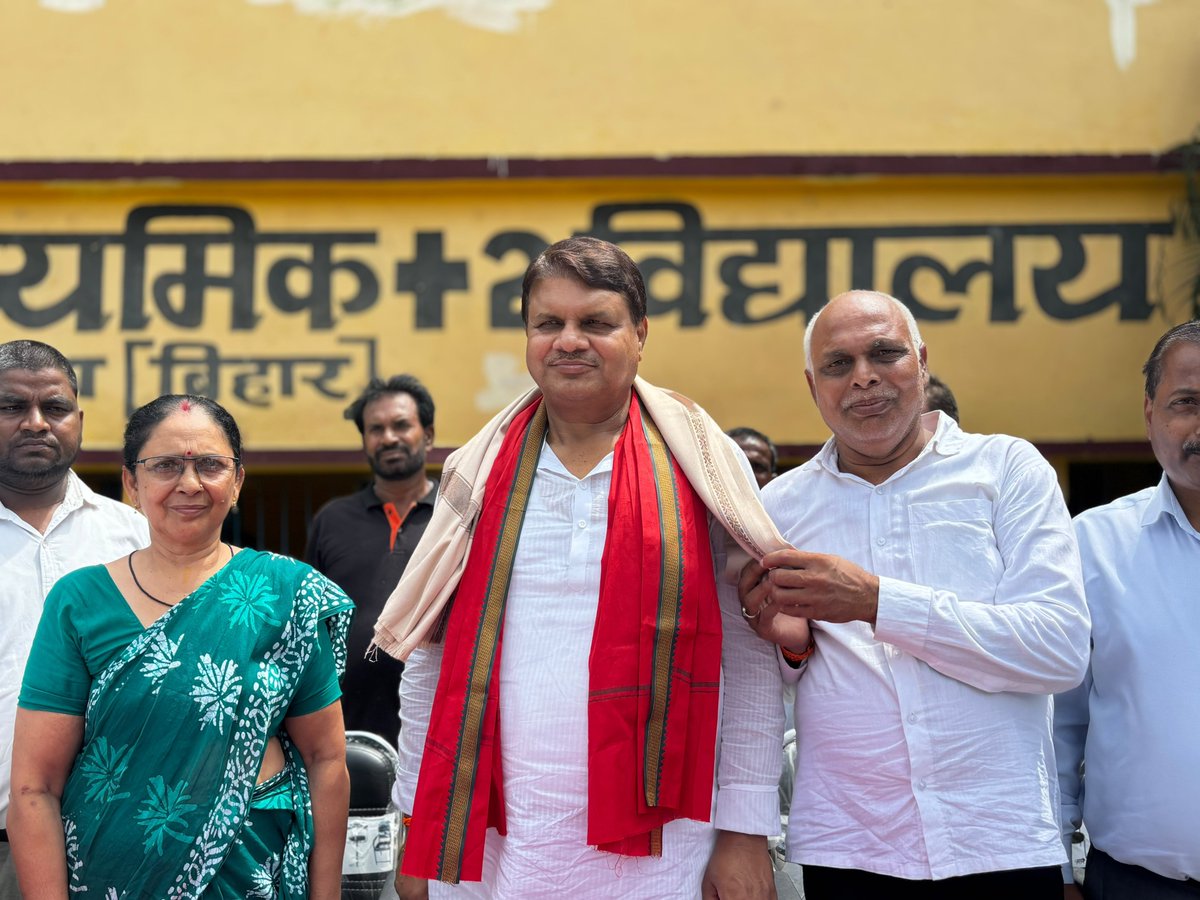 LjpSanjaykumar's tweet photo. आज बख्तियारपुर विधानसभा अंतर्गत खुसरूपुर स्थित #पीएम_श्री_महादेव_हाई_स्कूल में इंटरमीडिएट के छात्र-छात्राओं से आत्मीय संवाद हुआ।

इस दौरान आगामी 24 सितंबर को पटना के वेटरनरी कॉलेज मैदान में आयोजित होने वाले भव्य “YOUTH बोले तो” कार्यक्रम को लेकर युवा साथियों से विस्तृत चर्चा की एवं उन्हें कार्यक्रम में शामिल होने के लिए स्नेहपूर्वक आमंत्रित किया।

युवाओं की ऊर्जा, उनके विचार और उनका उत्साह ही नए बिहार की मजबूत नींव है। आइए, युवा शक्ति की आवाज़ को और बुलंद करें और 24 सितंबर को “YOUTH बोले तो” कार्यक्रम का हिस्सा बनें।

#YouthBoleTo #YuvaShakti #ChiragPaswan #LJP #LJPBihar #LokJanshaktiParty #ArunBharti #LokJanshaktiPartyBihar #Saharsa #SimriBakhtiyarpur
