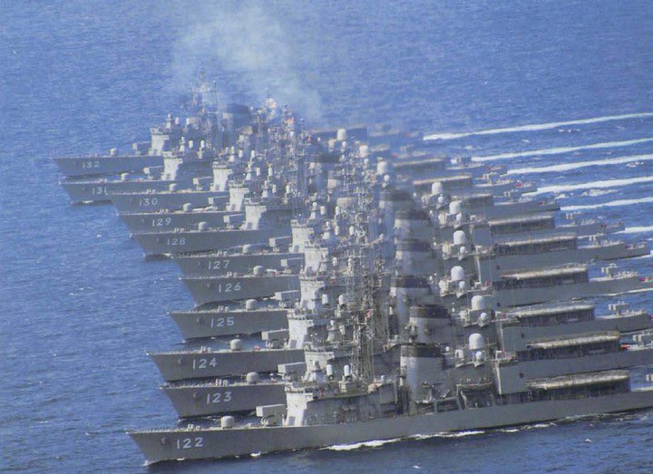 Sugar_468love's tweet photo. 今は無き「はつゆき」型護衛艦11隻の雄姿
この軍艦らしいゴテゴテさが良き https://t.co/1oXiUzi6aU