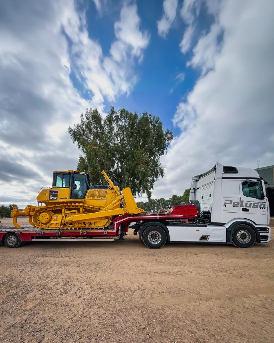 KomatsuEspana's tweet photo. Aquí el #Buldócer #Komatsu D65PX-18 entregado en Sevilla por SURKOMAT.
#POTENCIA: 220 CV #PESO : 22.100 kg ✔️ Motor EU Stage V ✔️ Luces de cabina y trasera LED ✔️ Hoja Semi-U ✔️ Multirejón. +info:https://t.co/TLDKJwdHZC
#KESA #KomastsuEspaña #KESA_D65 #CreatingValueTogether https://t.co/YGb3ijgWQT