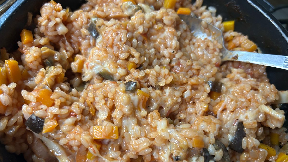 aoneco3_hrk's tweet photo. リゾットも作ったんだけど米が予想以上に膨らんで腹パン
見た目悪いけど味は最高

ワイン2瓶空けてしまった https://t.co/ShAjAHDh0L