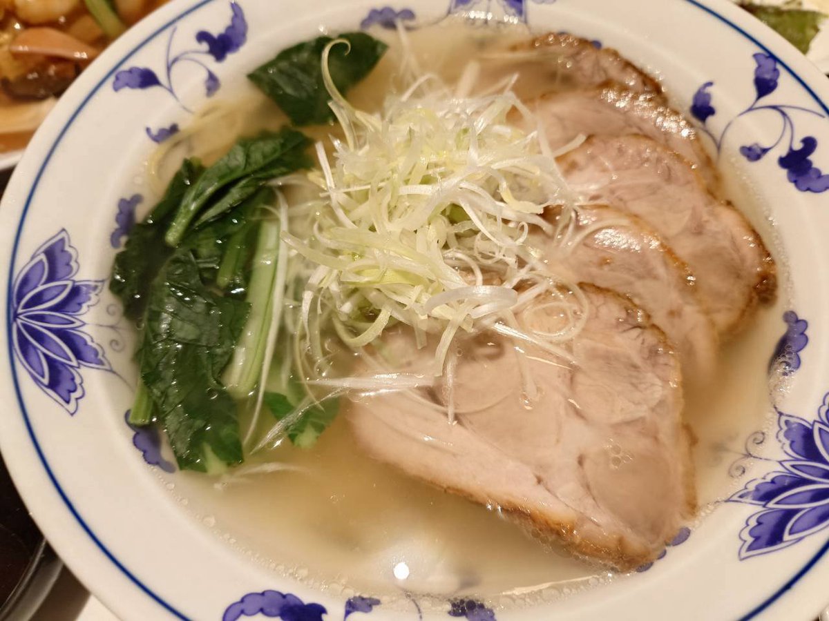 yujiko111's tweet photo. たくさん食べたーー
#ラッキーバーガー
#たぬきのつくね
#チーズバーグディッシュ
#李白のチャーシュー麺 https://t.co/7RcuPowgeH