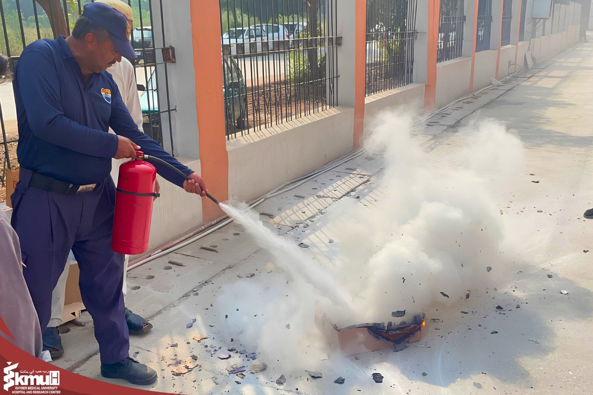 kmu_hrc's tweet photo. KMU Hospital &amp; Research Center organized a practical #FireSafety Training Session for 47 participants and faculty members, with hands-on training in fire #extinguisher use and fire hose operation, supported by #Rescue1122 and Fire &amp; Rescue Services. https://t.co/uNWSbXy5f0