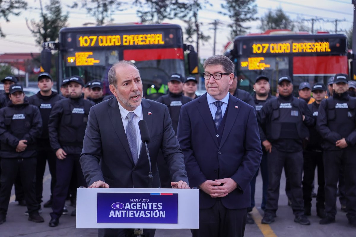 louisdegrange's tweet photo. Hoy damos inicio a plan piloto Antievasión en Buses RED. Son 90 agentes, similares a los tácticos de Metro (de negro), que impedirán a evasores acceder al servicio. Esperamos ampliar de 90 a 3.000 agentes nuevos, con el apoyo del Ministerio se Economía. Menos evasión, más empleo. https://t.co/pNE68xj7V5