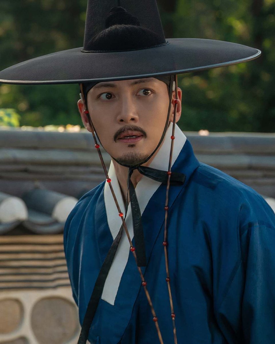 startfrom11's tweet photo. 衝撃的な話題作！ Netflix『スキャンダル』の隠れたディテール探し
파격적인 화제작! 넷플릭스 '스캔들' 속 숨은 디테일 찾기
https://t.co/ZQSsJcQqeg

人物の物語を映し出した韓服の色彩

「チョウォン」チチャンウクのパーソナルカラー、青色 https://t.co/hA2StC8pDh