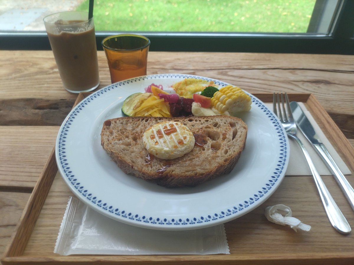 cierulo_sky's tweet photo. 郷帰り探訪その1。
郷の駅でクロワッサンパイ🥧
墓参り後にお昼で食べたヤギのチーズ🧀
真狩の豆腐屋さんで出来たて厚揚げ✨️ https://t.co/VLChiRlSC5