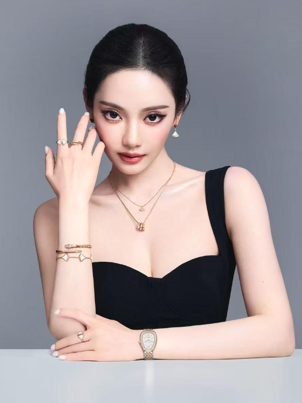 WORLDMUSICAWARD's tweet photo. NINGNING is Bvlgari’s new Brand Ambassador! 💪👸🏻🤝🇮🇹🅱️✨💎💍📿🐍👑🖤

NINGNING BVLGARI AMBASSADOR #NINGNINGxBVLGARI 
#NINGNING
@aespa_official https://t.co/37IIprlj79