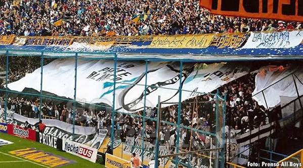 RomanCaab's tweet photo. Le tuviste que robar la bandera a la gente de futsal.. que tan cagon podes ser? porque en el 2010 no tuviste los huevos para robar esta bandera y de paso porque no tuviste los huevos para quedarte en primera, te hicimos la cola, te mandamos a la B y quedaron dolidos de por vida. https://t.co/WvXbDuJQ3V