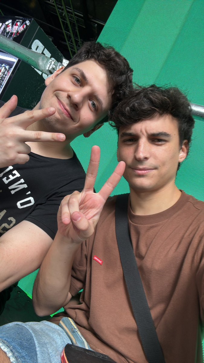 HateandoMierda's tweet photo. @myrzarren Dices eso y tienes foto con un pedofilo y amigo de un violador entonces no se de que mierda te quejas cuando tú eres peor https://t.co/u1MV6iI1xT