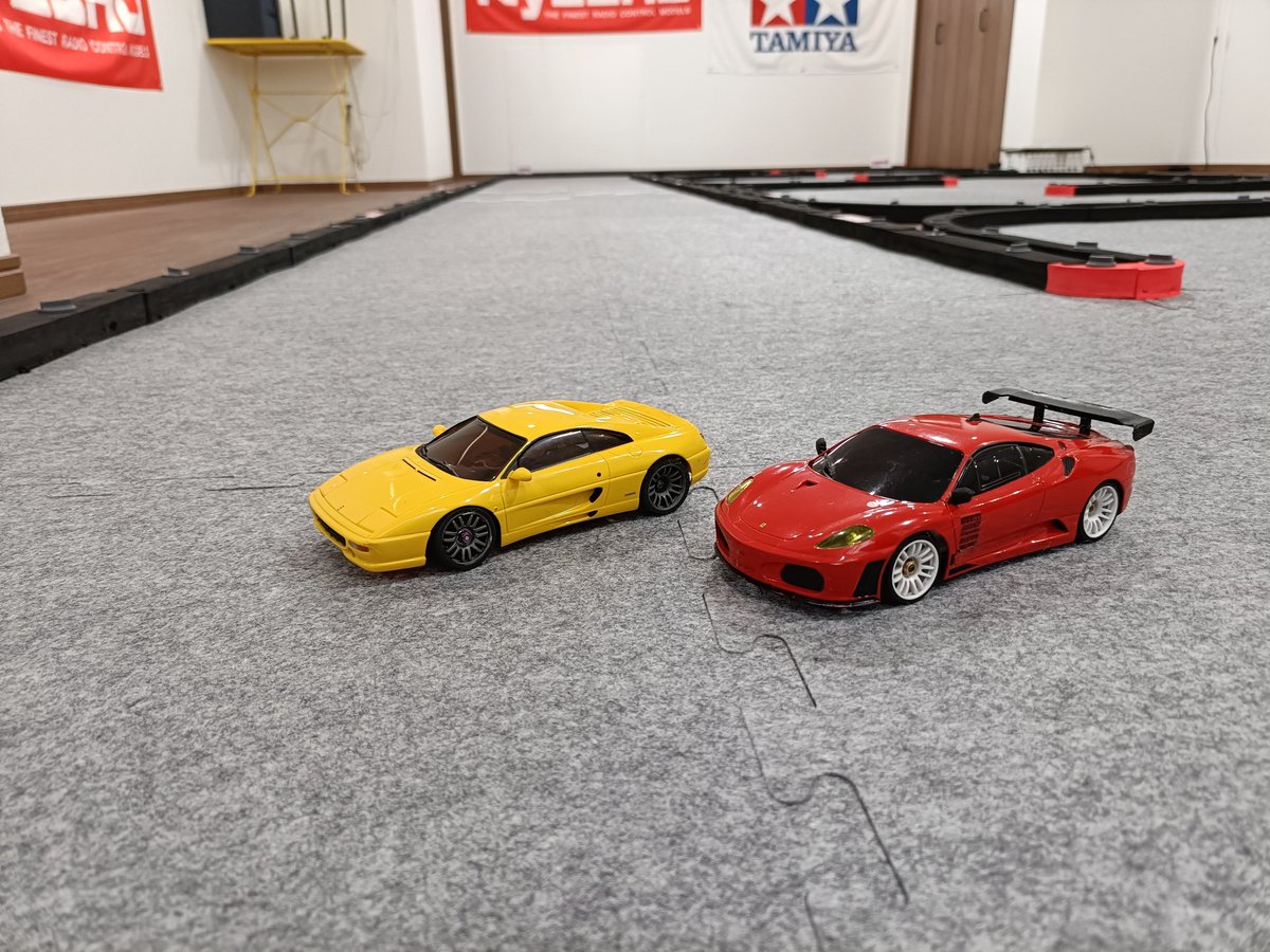 mito_zf2's tweet photo. 今日はオオドメベースさんで走らせてました〜
W-RMF青6のF355を下ろしましたが、普通に走ってしまい、欲出して青7にしたら、マウント割れるし、���ーター逝っちゃうしと散々でした〜

ご一緒させてもらった、ともさんがF430GT使われていたのでフェラーリオフ〜
フェラーリオーナー募集しましようか🤣 https://t.co/EuAJeTCKVg