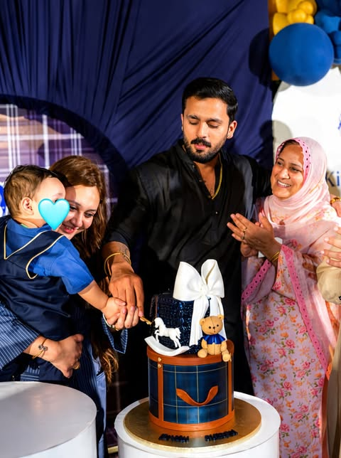 pulse_paki1's tweet photo. #RajabButt and #EmanFatima spark fresh buzz.. After public disputes and reports of a possible separation, Eman was seen with her husband at their son Kivan Sultan’s birthday celebration in a surprising turn for the couple. https://t.co/PhgXAXTijL