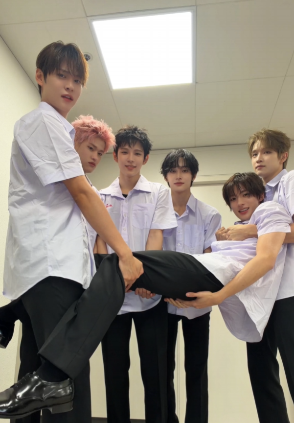 brchllmnt's tweet photo. 근데 멍톤이는 본인을 왜 들고있는..?ㅠㅠ 형들 힘 덜어주려고..? https://t.co/c9s8T0FX35