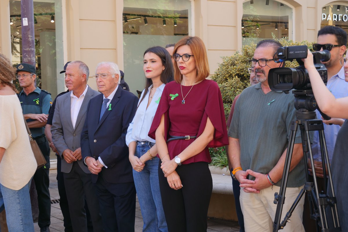 DelegGobMl's tweet photo. 🔴 La Delegada del Gobierno, @sabrinamohh, ha asistido este mediodía a la lectura del manifiesto que la Asociación de Familiares de Enfermos de Alzheimer (AFAL) de Melilla ha leído, con motivo del la conmemoración del Día Mundial del Alzhéimer, en la calle General Chácel. https://t.co/TNNEFd5Fcn