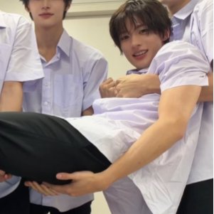 brchllmnt's tweet photo. 근데 멍톤이는 본인을 왜 들고있는..?ㅠㅠ 형들 힘 덜어주려고..? https://t.co/c9s8T0FX35