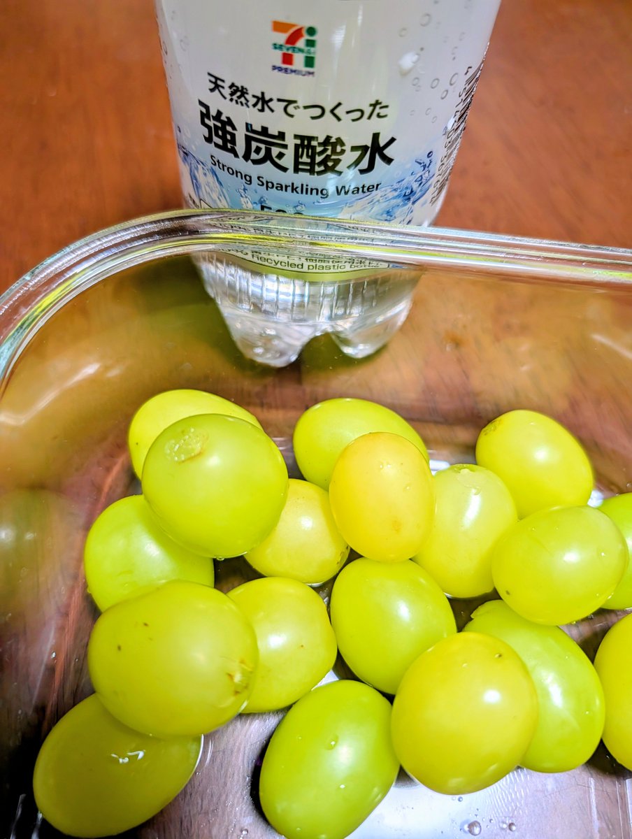 coco_aromaCAFE's tweet photo. シャインマスカットを強炭酸に6〜12時間漬けると食べる時にシュワシュワしておもしろい！ https://t.co/4Ta7JNDYj8