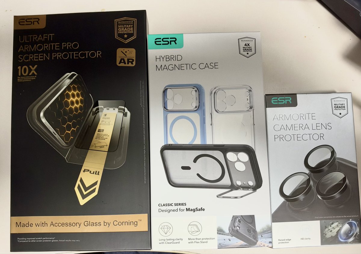 suepu's tweet photo. 今回もESR製品で揃えてみた。
ガラスフィルムはキワを攻めすぎて浮き気味 https://t.co/PIfcY7g4H3