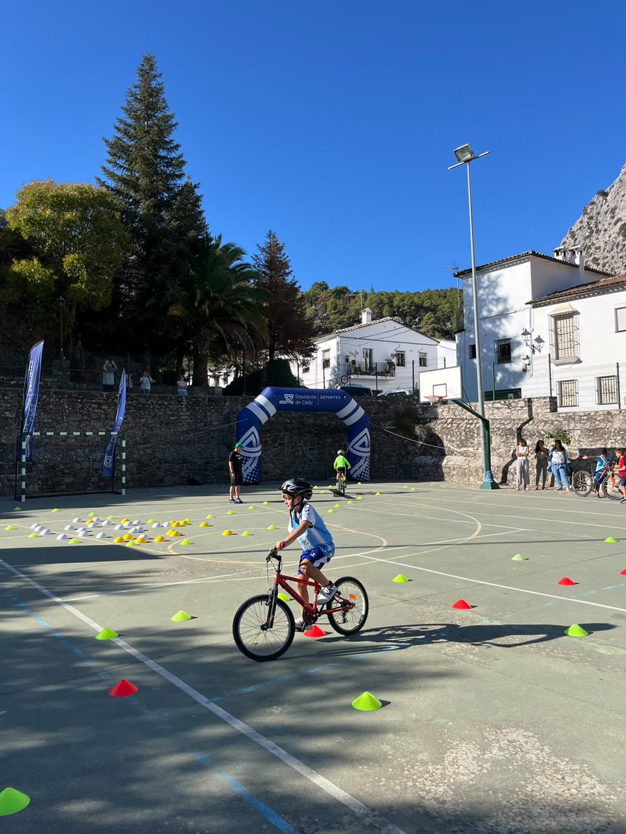 FACiclismo's tweet photo. #BiciEduca | 🚲 ¡Bici Educa llega a Grazalema!
Hoy hemos estado en el CEIP Antonio Machado con una nueva jornada de este programa, dentro de la programación especial de la Semana Europea de la Movilidad.

👧🧒 El alumnado ha disfrutado de actividades de habilidad sobre la bicicleta y educación vial, aprendiendo de forma práctica y divertida a moverse de manera segura y responsable.

📍 Segunda parada de esta programación… ¡y seguimos pedaleando por la provincia de Cádiz!