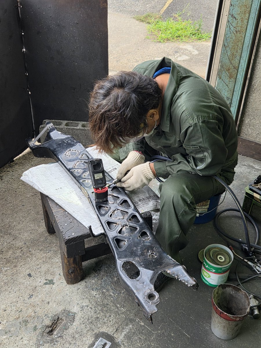 Godaracing's tweet photo. 9/21(月)…5連休ド真ん中ですが、11～19時まで仕事の郷田R😅

本日 藤岡君がニコニコ顔で来店😊4フィンガー太刀魚が釣れたらしく、炙りの差し入れ🎵 ありがとね✨

仕事…やっとピットが空いたのでオリジナル強化PPF製作開始💦(4本+郷田FD用2本)

昨日は久しぶりに郷田FDを👍
ボチボチ進んでるよ(笑)😉 https://t.co/w8Crzh1BvI