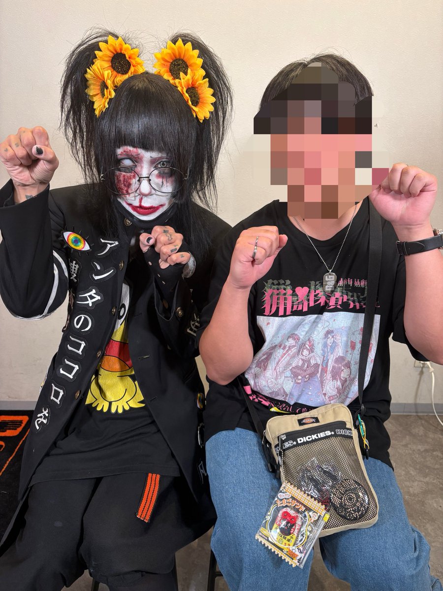 aaaa1201_h's tweet photo. マツタケワークス ワンマン名古屋大阪‼️

バンドマンオブザデッド
ちゃんとフルで歌ってくれたし！！
聴きたい曲も聴けてよかった‼️
マツオカさんとツーショット
緊張しすぎたけどハグ嬉し

撮り終わってからずっとみずっちが
手振ってくれたのは可愛すぎて😭
みずっちだけキーホルダー出なかった… https://t.co/6nosTUIUoS