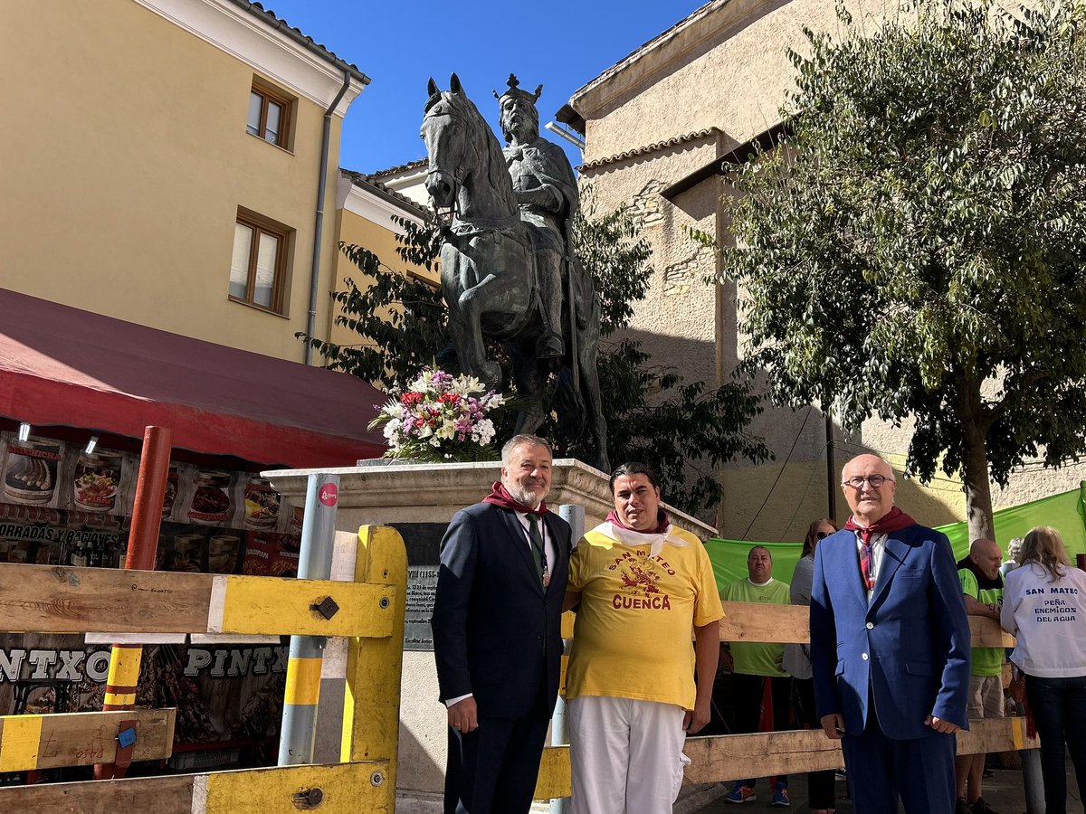 DarioDolz's tweet photo. Día grande de nuestras fiestas de San Mateo y ya apurando las últimas horas con la devolución del Pendón a la Catedral, la ofrenda floral a Alfonso VIII y vaquillas mañana y tarde. https://t.co/lMBdEVBeaI