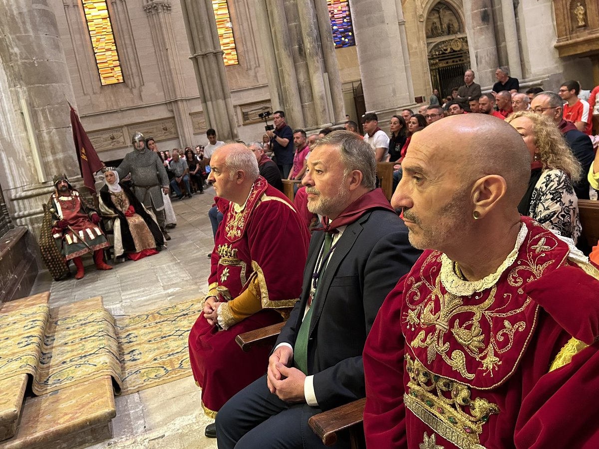 DarioDolz's tweet photo. Día grande de nuestras fiestas de San Mateo y ya apurando las últimas horas con la devolución del Pendón a la Catedral, la ofrenda floral a Alfonso VIII y vaquillas mañana y tarde. https://t.co/lMBdEVBeaI