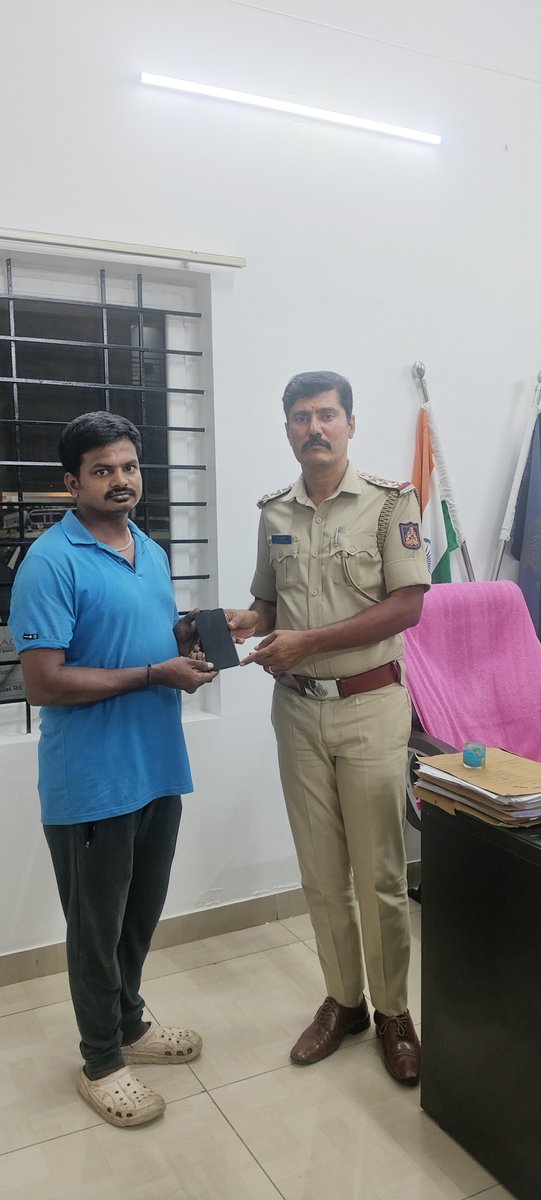 AlanahalliPS's tweet photo. ದೂರುದಾರ ಕಳೆದುಕೊಂಡಿದ್ದ ಮೊಬೈಲ್ ಫೋನ್ ಅನ್ನು CEIR ಪೋರ್ಟಲ್ ಮೂಲಕ ಪತ್ತೆ ಮಾಡಿ ವಾರಸುದಾರರಿಗೆ ಹಿಂತಿರುಗಿಸಲಾಗಿರುತ್ತದೆ. ಮೊಬೈಲ್ ಫೋನ್ ಕಳೆದುಕೊಂಡರೆ ಕೂಡಲೇ   KSP APP  E- lost Report ನಲ್ಲಿ  ನೊಂದಾಯಿಸಿ, ಬದಲಿ‌ SIM ಪಡೆದು ನಂತರ CEIR ಪೋರ್ಟಲ್ ನಲ್ಲಿ Block Stolen/Lost Mobile ಆಯ್ಕೆ ಮಾಡಿ ನಮೂದಿಸುವುದು.@CPMysuru https://t.co/9dhxPcCCvo