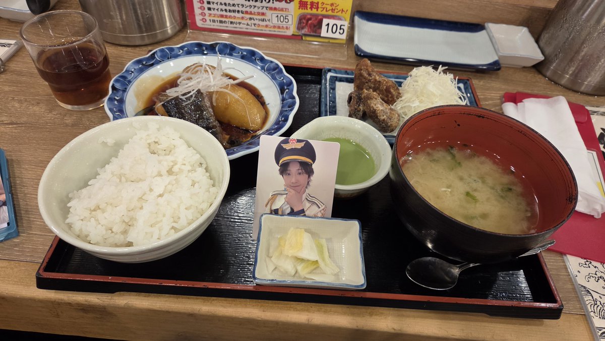 lovely9dragon's tweet photo. 仙台駅発20:31発にギリ乗れた💦
お土産どころかコンビニに寄っておにぎり買う時間も無かった…お腹すいた😭
だけど、新幹線ホームにずんだシェイク自販機あって出発まで5分あったから買えた！でも、牛たん食べないで帰ることになっちゃって悲しみ…またね仙台楽しかったよ～👋 https://t.co/p36Ur90n7C
