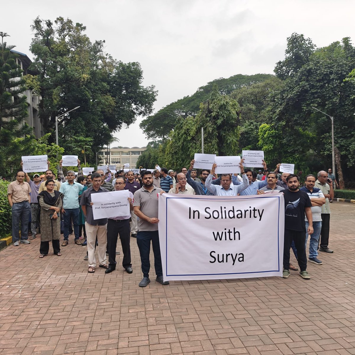 journorajeshk's tweet photo. Campus March today by IIT Bombay Faculty Forum in support of Prof #Suryanarayandoola https://t.co/Dhq7UPvKN0