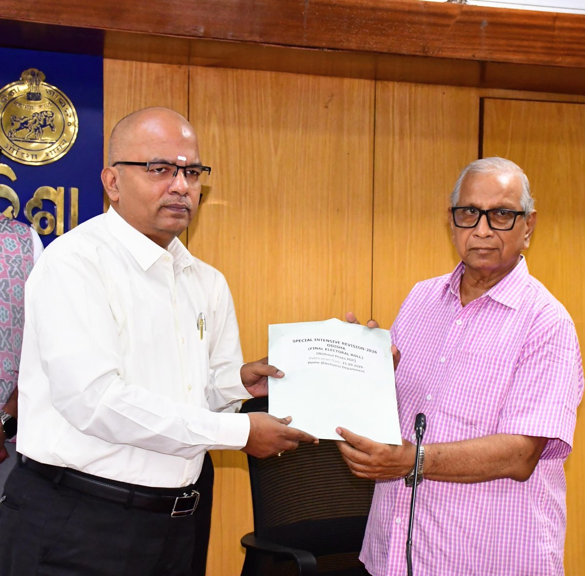 OdishaCeo's tweet photo. Final Electoral Roll Published | SIR-2026

Shri R. S. Gopalan, IAS, Chief Electoral Officer, Odisha, today chaired a meeting with representatives of recognised political parties to mark the successful completion of SIR-2026.

The CEO formally handed over copies of the Final Electoral Roll to representatives of the recognised political parties, marking the completion of the SIR-2026 electoral roll revision process in Odisha. 🇮🇳🗳️

#SIR2026 #SIR2026Odisha #FinalElectoralRoll #CEOOdisha #ECI #Democracy