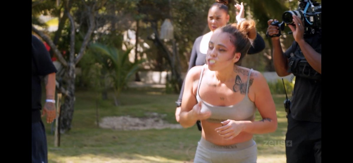 lilmissxuser's tweet photo. Exactly this Chris all over again stop fighting over dumb shit bitch head bleedin now OVER A COMB #baddies https://t.co/u7NaPo93Me