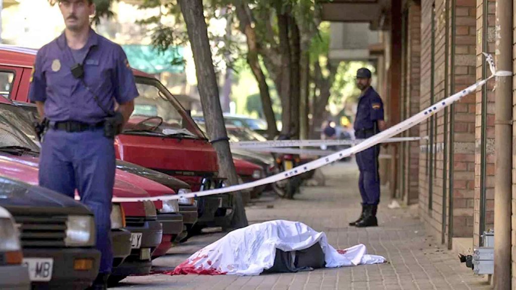 CarlosDeUrrecha's tweet photo. @sanchezcastejon Tal día como hoy D. José Luis Ruiz Casado fue asesinado con un tiro en la nuca y rematado en el suelo con un balazo en la cara en Sant Adriá de Besos por los cobardes de ETA

"Padre de 2 hijos de 9 y 11 años"

Pedro Sánchez nunca le recordará porque gobierna con sus asesinos https://t.co/uL3LYp5aC8