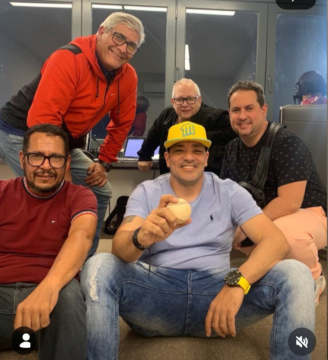 ginergr's tweet photo. Ayer recibí la dura y sorprendente noticia del fallecimiento de José Luis Oviedo, quien fuera durante muchos años numerólogo del Circuito Radiofónico del Magallanes. Amigo siempre incondicional el popular Curly, como lo bautizamos en el circuito. Descansa en paz mi pana querido. https://t.co/DYa1wF1PPV