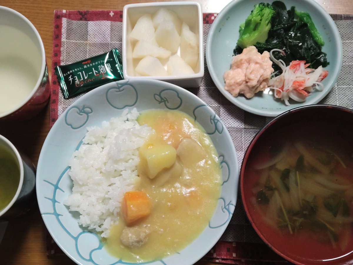 natane_7's tweet photo. 今夜はクリームシチュー✨
じゃがいも、玉ねぎ、にんじん、鶏もも肉で✨
シチューライスにしました🍚✨
玉ねぎ、ベーコン、豆苗のコンソメスープ🎵
ファミマの明太ポテトサラダに、ほうれん草、ブロッコリー、カニかまも添えて✨
佐賀県産あきづき梨🍐✨
食前にチョコレート効果も🍫✨ https://t.co/GvacA0s9SC