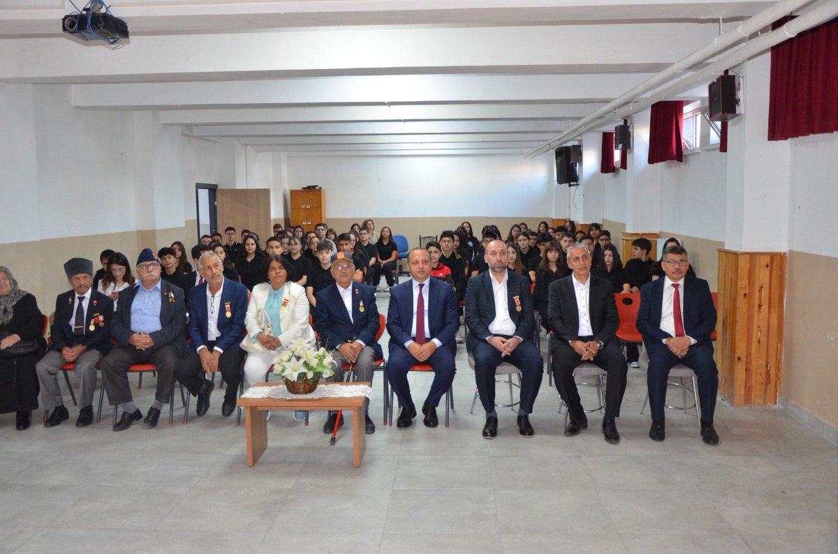 KeciorenMEM's tweet photo. 19 Eylül Gaziler Günü vesilesiyle Katip Çelebi Anadolu Lisesinde oldukça anlamlı ve duygu dolu bir program gerçekleştirildi.
Geleceğimizin teminatı gençlerimizle kahramanlarımızı bir araya getiren bu özel etkinliğe; İlçe Milli Eğitim Müdürümüz Sayın İbrahim Şahin ve vatanımızın bağımsızlığı uğruna canlarını hiçe sayan başımızın tacı saygıdeğer gazilerimiz katıldı.
Gözlerini kırpmadan vatan savunmasında yer alan, bu toprakları bizlere vatan kılan tüm gazilerimizle gurur duyuyoruz. Onların cesareti ve fedakarlığı, genç nesillerimize her zaman ışık tutmaya devam edecek.
Başta Gazi Mustafa Kemal Atatürk ve silah arkadaşları olmak üzere, ebediyete irtihal eden tüm gazilerimizi rahmetle anıyor; hayatta olan kıymetli gazilerimize ve ailelerine sağlıklı, huzurlu bir ömür diliyoruz.
Minnettarız!🇹🇷
@ibrahimsah61 @Murat4Kucukali @MemAnkara @tcmeb