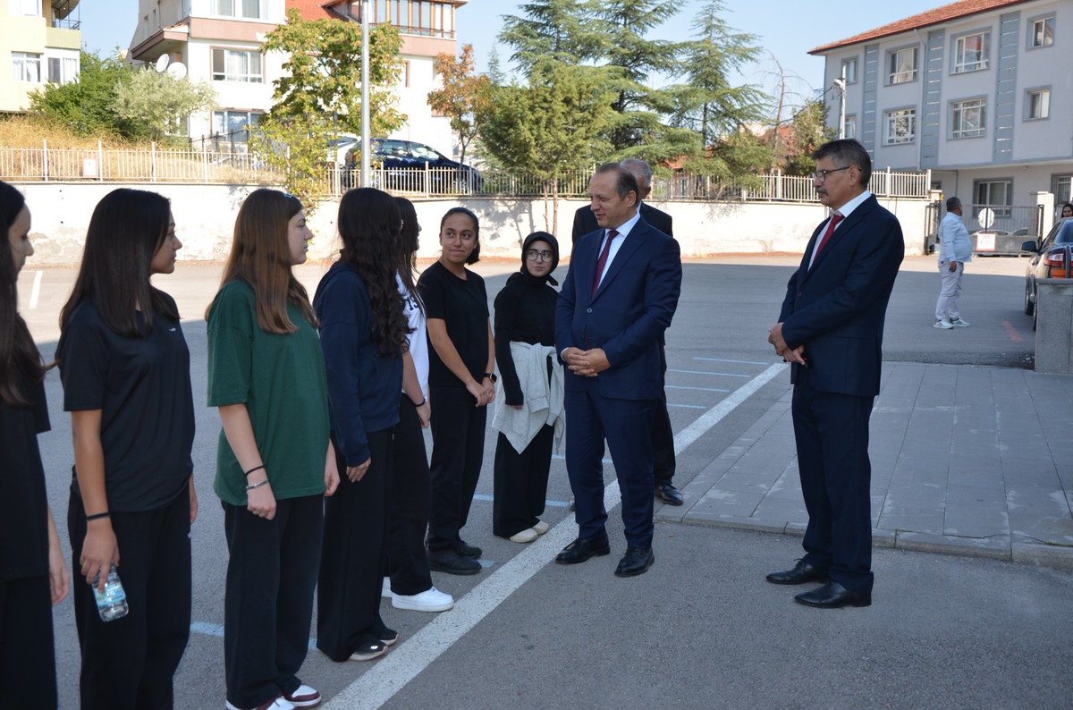 KeciorenMEM's tweet photo. 19 Eylül Gaziler Günü vesilesiyle Katip Çelebi Anadolu Lisesinde oldukça anlamlı ve duygu dolu bir program gerçekleştirildi.
Geleceğimizin teminatı gençlerimizle kahramanlarımızı bir araya getiren bu özel etkinliğe; İlçe Milli Eğitim Müdürümüz Sayın İbrahim Şahin ve vatanımızın bağımsızlığı uğruna canlarını hiçe sayan başımızın tacı saygıdeğer gazilerimiz katıldı.
Gözlerini kırpmadan vatan savunmasında yer alan, bu toprakları bizlere vatan kılan tüm gazilerimizle gurur duyuyoruz. Onların cesareti ve fedakarlığı, genç nesillerimize her zaman ışık tutmaya devam edecek.
Başta Gazi Mustafa Kemal Atatürk ve silah arkadaşları olmak üzere, ebediyete irtihal eden tüm gazilerimizi rahmetle anıyor; hayatta olan kıymetli gazilerimize ve ailelerine sağlıklı, huzurlu bir ömür diliyoruz.
Minnettarız!🇹🇷
@ibrahimsah61 @Murat4Kucukali @MemAnkara @tcmeb