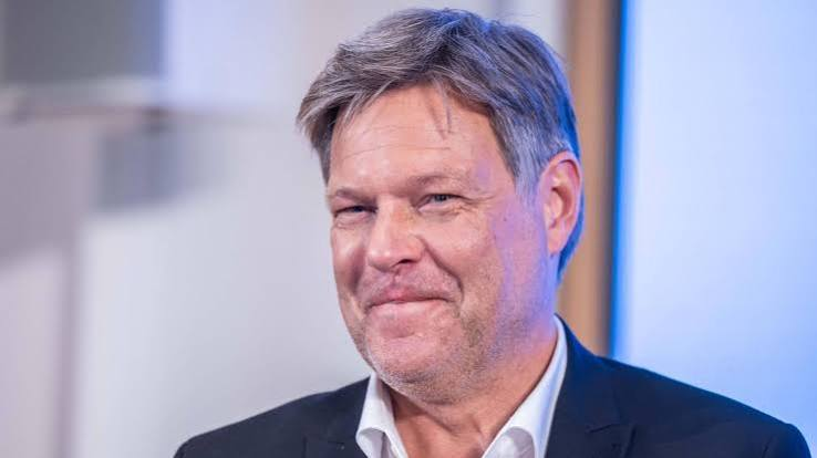 Meckel94715645's tweet photo. HABECK war ein Führungspolitiker, der wusste worauf es ankam.
Er konnte komplexe Probleme verständlich erklären, hat unangenehme Wahrheiten stets offen angesprochen + war krass zukunftsorientiert. Klare Ausrichtung hin zu den EE.
Was haben wir jetzt?
MERZ/REICHE U. A. = CHAOS!
💚 https://t.co/VQgg4hTU5X