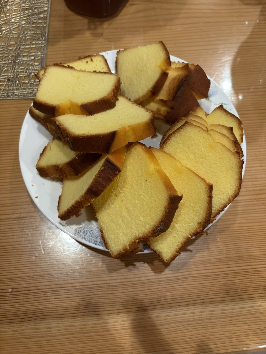 oni_tyama's tweet photo. お土産のパウンドケーキ
色々雑だし汚いのは気にしないで https://t.co/PbtiS7BOxT